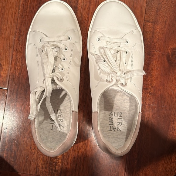 Naturalizer Sneakers - Size 8 Wide - Picture 4 of 11